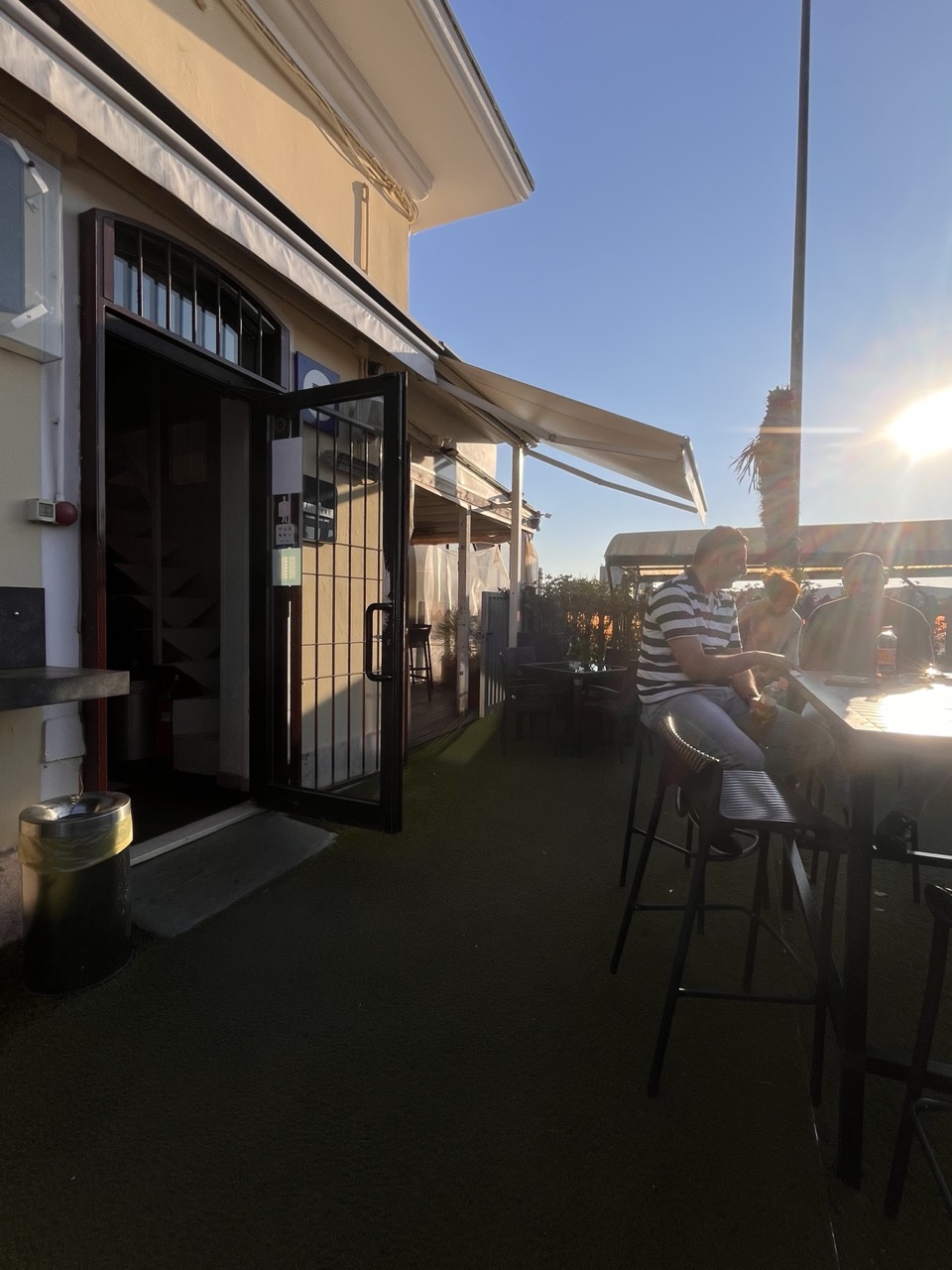 Le petit bar au couchant